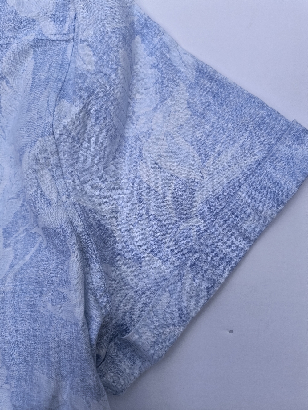Tommy Bahama Light Blue and White Floral Button-Down Shirt W-S/P, 100℅ Linen - Picture 5 of 11